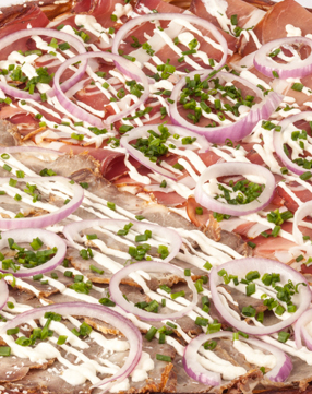 Breznpizza halb kalter Braten und halb geräuchertes